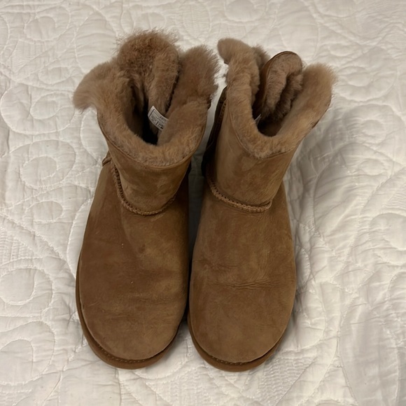 Ugg short boot with bow women’s 8 - Picture 2 of 5